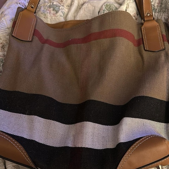 NWT Burberry tote with COA. Excellent condition. - Picture 1 of 10